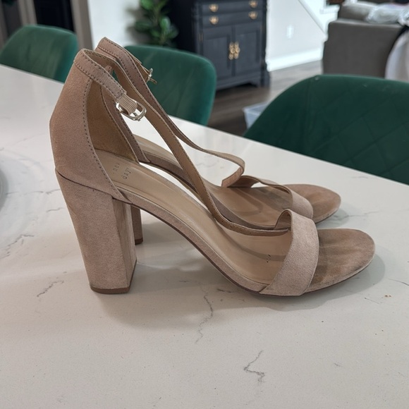 A. New. Day heels.  Women’s size 10.  Tan in color. Chunky heel shoes. - Picture 1 of 6